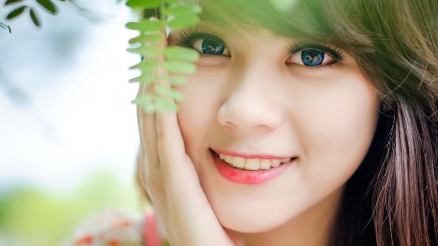 乌鲁木齐：炎炎夏日 街头音乐喷泉吸引民众消暑纳凉